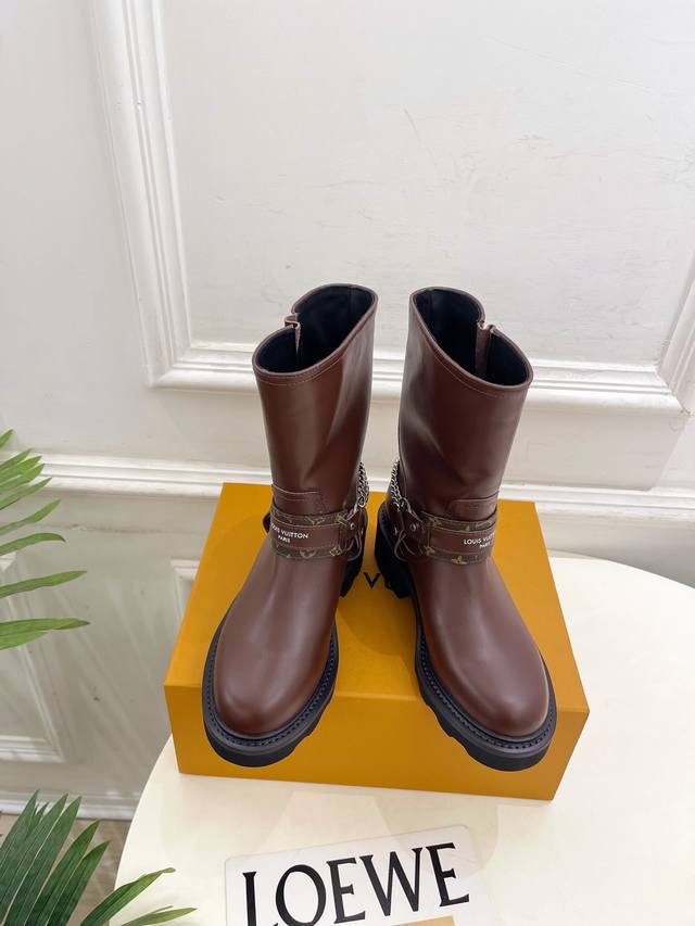 Lv 路易威登 25 2025秋冬新品 顶级版本 专柜主打最新款 Lv 经典老花链条扣带机车短靴 硬货上新 Bs代购级别！高级感十足！国内外博主刷爆的一款，复古