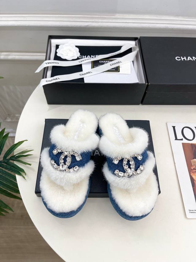 小香 25 2025 秋冬新品 专柜经典款 小香双C水钻扣夹脚毛毛拖鞋系列上新 Bs时尚圈的绝绝子 搭配将演绎着细致 极简 永不褪去的经典元素 展现与众不同的穿