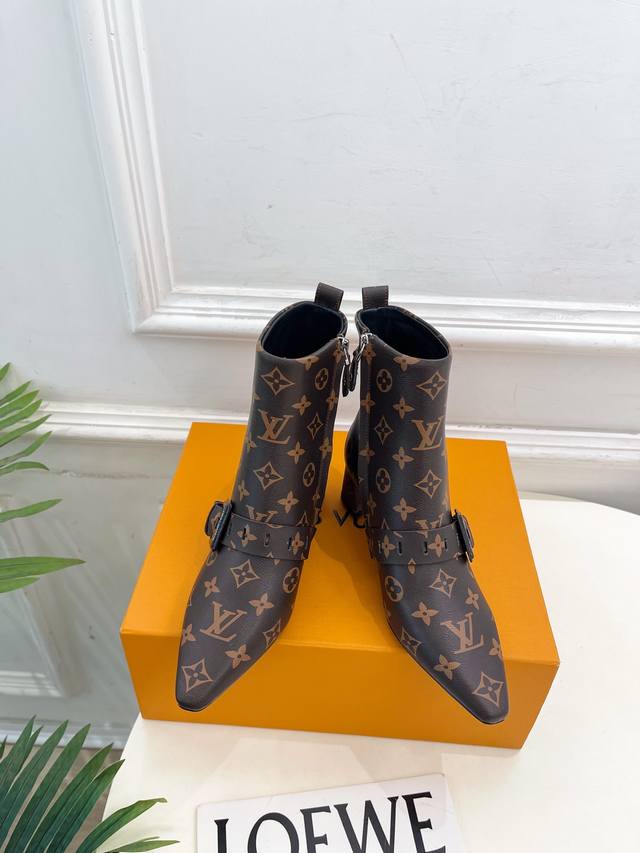 Lv 路易威登 25 2025 秋冬新款 顶级版本原版一致 专柜主打最新款 Fusee 方形搭扣侧拉链及裸靴 硬货上新 Bs代购级别！高级感十足！国内外博主刷爆