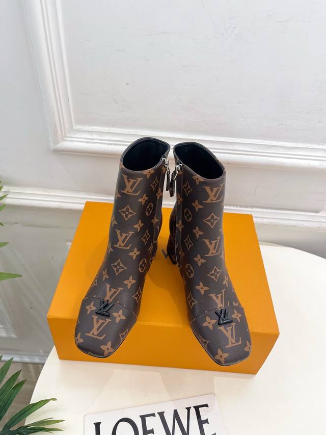 Lv 路易威登 25 2025 秋冬新款 顶级版本原版一致 专柜主打最新款 Swing V形镂空方跟短靴 硬货上新 Bs代购级别！高级感十足！国内外博主刷爆的一