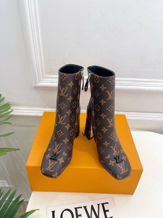 Lv 路易威登 25 2025 秋冬新款 顶级版本原版一致 专柜主打最新款 Swing V形镂空方跟高跟短靴 硬货上新 Bs代购级别！高级感十足！国内外博主刷爆