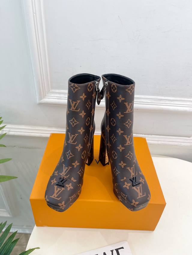 Lv 路易威登 25 2025秋冬新品 顶级版本 专柜主打最新款 V形镂空方跟高跟防水台及裸靴 硬货上新 Bs代购级别！高级感十足！国内外博主刷爆的一款，复古又