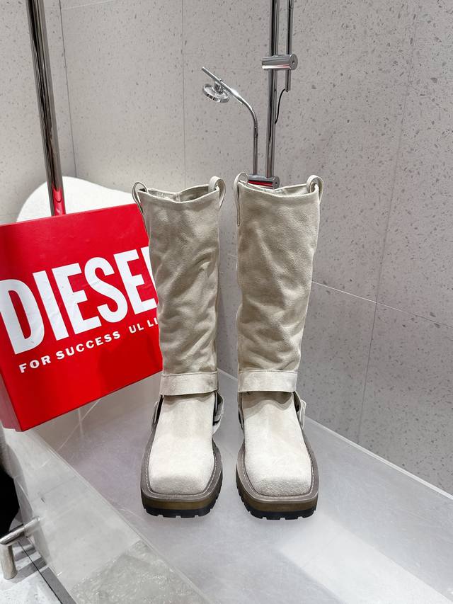 代购级 迪赛Diesel 25Ss 秋冬新款 方头 长靴 超高品质原版开发、无论是楦型、线条、细节、一点一滴都与原版零差距、极简风格设计；素面时尚清爽；5Cm厚