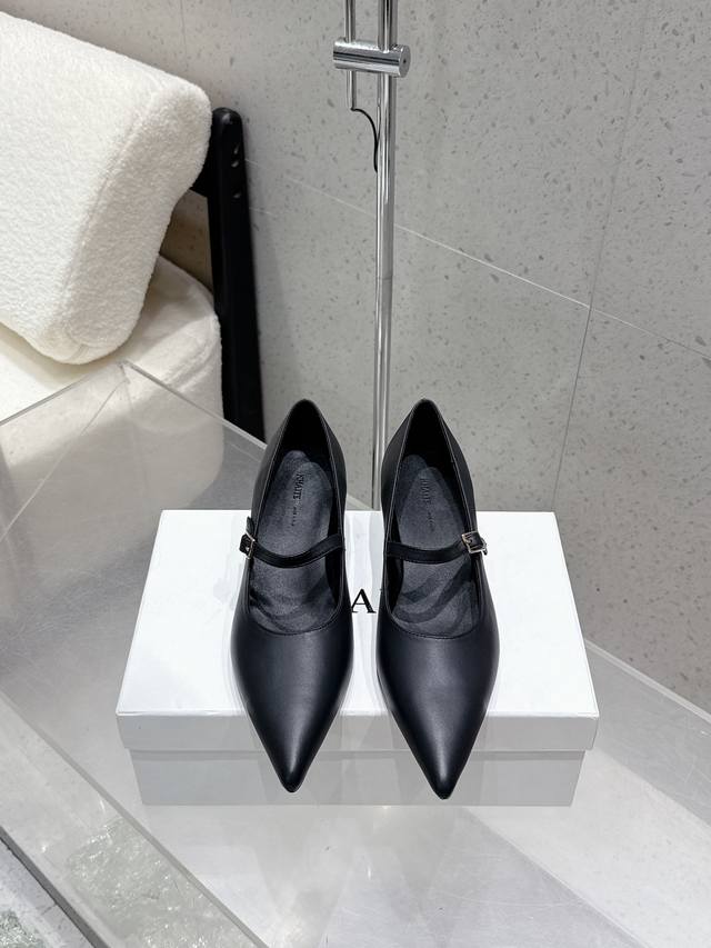 出厂 Khaite25秋冬新款复古坡跟一字带玛丽珍尖头单鞋！ 极简前卫、锋利和无畏的设计，让Khaite近年响亮时尚界。短短几年间已经成为最受欢迎的服装品牌之一