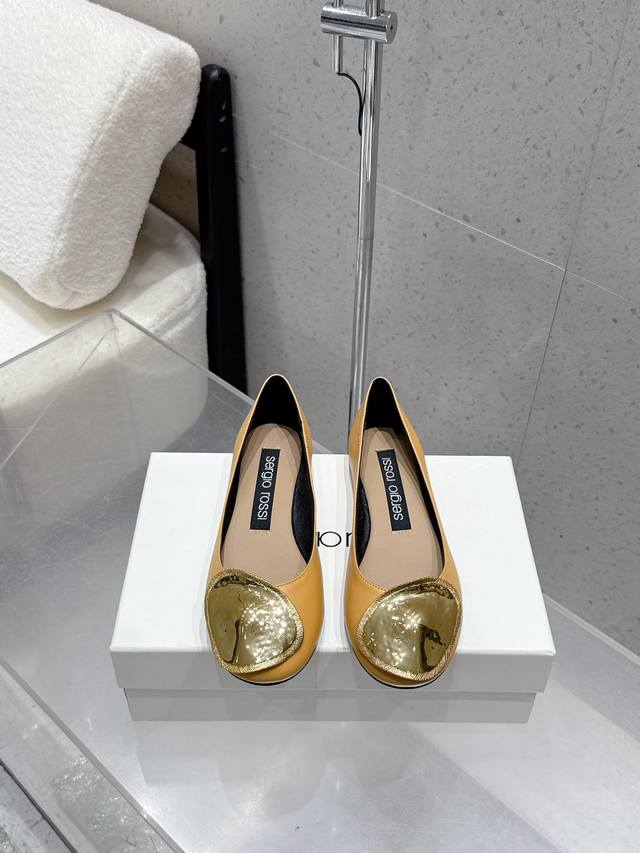 高品质出厂 小众潮牌Sergio Rossi 25秋冬新品黄金片五金扣配饰平底圆头玛丽珍单鞋！哇塞,发现了一双绝美凉鞋！来自意大利鞋王品牌！真的是一眼就爱上了。