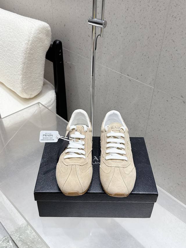 出厂 Prada 普拉达 Fw25 Showroom德训鞋 休闲鞋 大底开模Tpu大底 鞋面麂皮有肌理感，内里羊皮包裹，软软糯糯的.鞋垫加厚小羊皮，踩上去无比舒