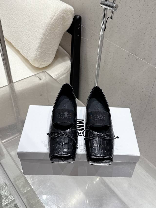 高版本出厂 Mm6马吉拉2025Ss新品最近超级火的方头平底玛丽珍芭蕾舞鞋 舒适度不用说 肯定会很舒服的 廓形 独具匠心的布料和对比材质的拼贴均是 Mm6 Ma