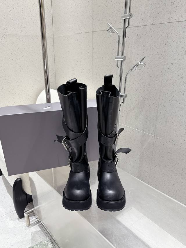 顶级版本 男款30 被问爆了巴黎世家Balenciaga靴终于出了 宝子们，时尚界永远不缺惊艳之作，而Balenciaga靴绝对是其中的佼佼者。 选短款露脐针织