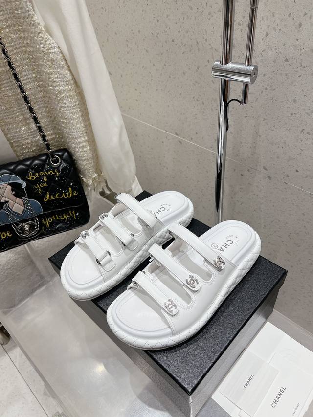 拖鞋 凉鞋 Chanel 香奈儿 2025早春新款 小香菱格双钻扣魔术贴三带沙滩拖鞋凉鞋凉拖 顶级版本原版购入开发做货 这款香奈儿沙滩拖鞋采用进口头层牛皮，内里