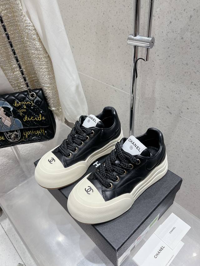 半拖 单鞋 Chanel 香奈儿小香经典休闲面包鞋完全原版一比一复刻打造 版型超级正 最新时尚的设计 上脚又酷又时髦 鞋面选用 牛皮材质.内里材质：纯羊皮，双层