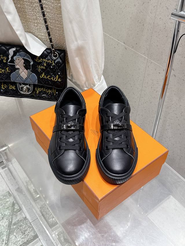 顶级版本 皮面 男10 Hermes 爱马仕休闲鞋情侣款 H家 四季新品运动鞋 Dy Kelly金属扣休闲运动鞋小白鞋 这双 Kelly 小白鞋真的颜值爆表！