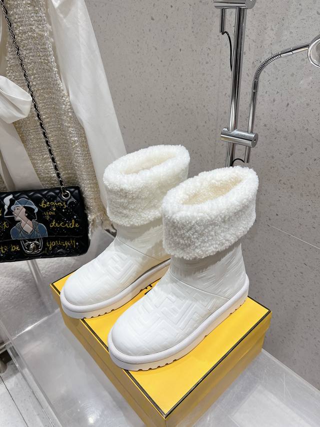 出厂：绒面 皮面 Fendi 芬迪 F家秋冬新款羊毛雪地靴 纯皮毛一体羊毛材质！萌萌哒～暖暖哒～ 鞋底高密度发泡材质轻软弹性，脚感无比轻盈， 靴身双F经典压花