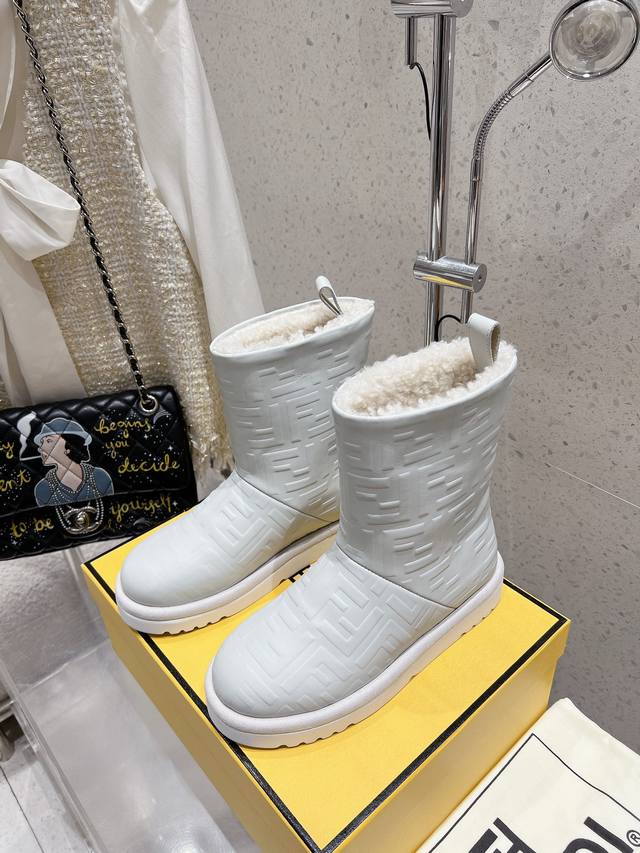 出厂：绒面 皮面 Fendi 芬迪 F家秋冬新款羊毛雪地靴 纯皮毛一体羊毛材质！萌萌哒～暖暖哒～ 鞋底高密度发泡材质轻软弹性，脚感无比轻盈， 靴身双F经典压花