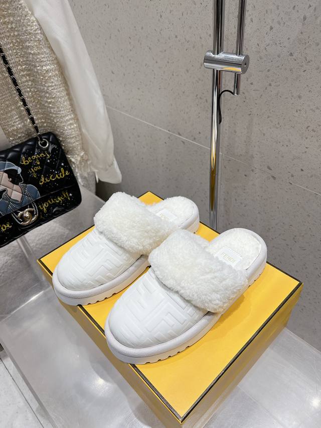 Fendi 芬迪 F家 秋冬新款羊毛拖鞋半拖懒人拖 纯皮毛一体羊毛材质！萌萌哒～暖暖哒～ 鞋底高密度发泡材质轻软弹性，脚感无比轻盈， 靴身双F经典压花 品牌辨识