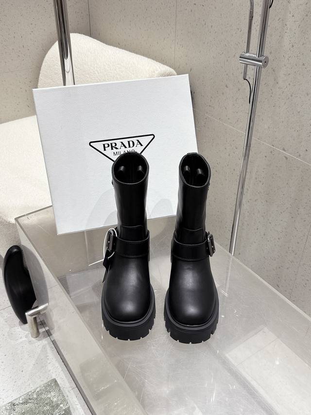 顶级版本牛皮 牛绒 Prada 普拉达 最新三角标搭配皮带扣厚底中筒靴马丁靴，非常耐看的一款. 走秀款中筒靴 原版 版型超正 超经典百搭款 超级耐看 耐穿 不过