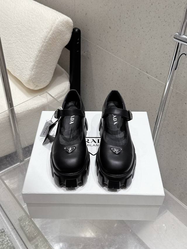出厂价P Prada 普拉达25Ss新款厚底玛丽珍 擦色做旧复古时髦前卫的轮齿厚底鞋底搭配牛皮面让整双鞋轻便舒适 鲜艳色彩 满足不同风格时髦人士的多种选择！标志