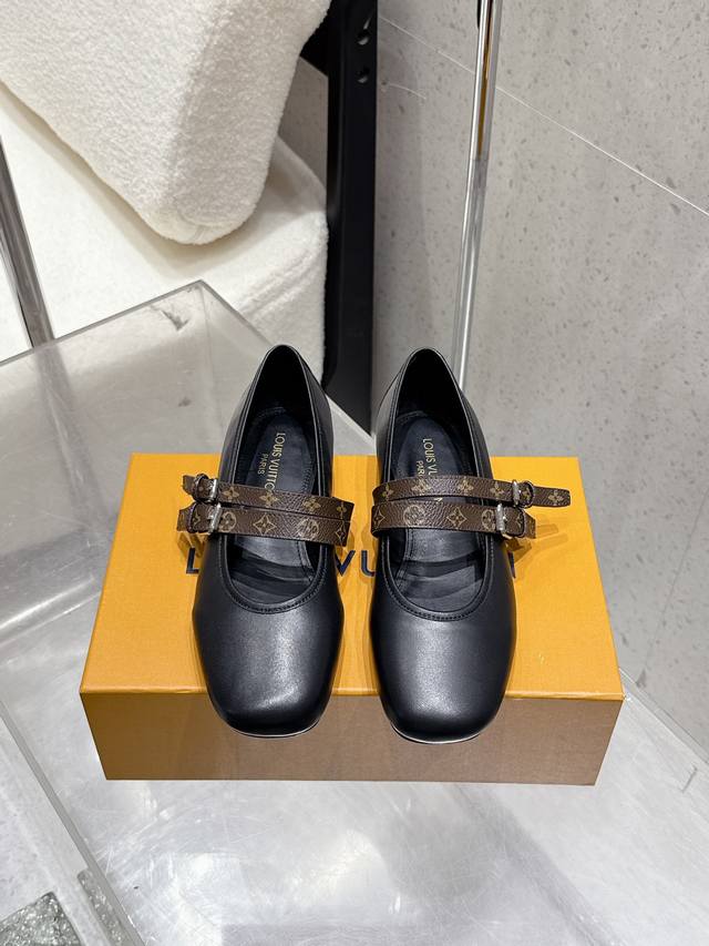 顶级版本 Lv驴牌25Wf新品老花网纱双带玛丽珍鞋 真的是一眼就戳中了我的少女心！ 这双Lv鞋直接把优雅与少女感焊在脚上！ 网纱轻盈透气 隐约透出肌肤质感 自带