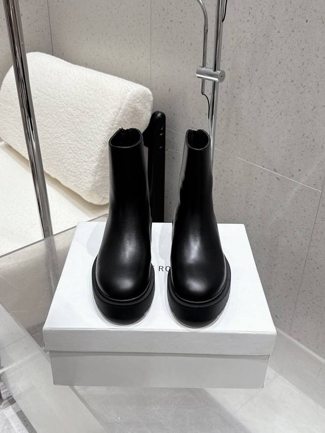 顶级版本 The Row 25Ss秋冬新款 Tr 法式复古切尔西短靴极简厚底后拉链及踝靴 经典百搭！非常简单的设计构想，就让这款切尔西短靴与众不同！The Ro