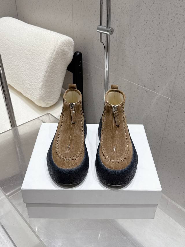 顶级版本 The Row 新款 短靴 真皮圆头极简百搭平底切尔西脚真的是史上我穿过最最舒服的款式太柔软啦！磨脚星人一定要收了它 有一丢高级又简约的感觉其实除了好