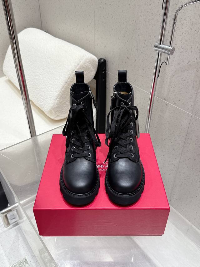 绒面 Roger Vivier 罗杰维维亚秋冬新款女靴 方扣中筒靴厚底英伦风马丁靴 Rv 绝美钻扣中筒靴，系带设计，上身显瘦修饰腿型。风格帅气十足，百搭时尚，标