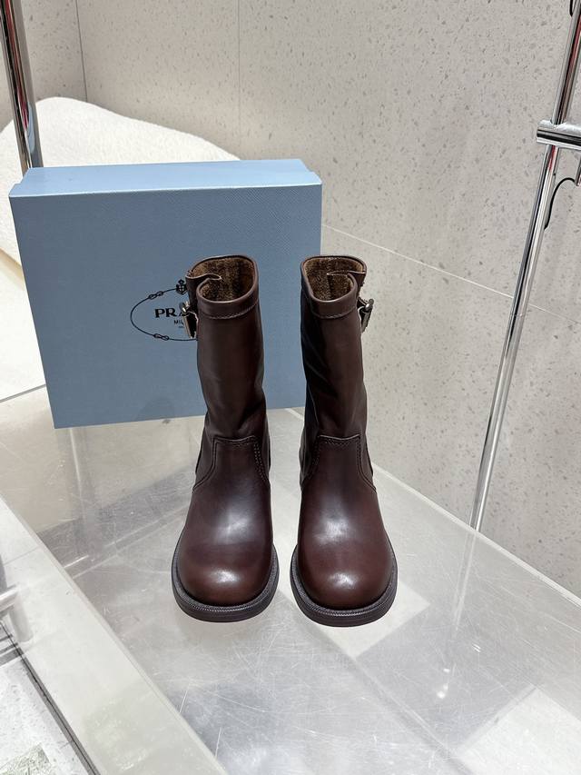 高端版本 Prada 普拉达一脚蹬王炸女靴 短靴 冬天买不到的系列，绝对是今年的大爆款！！贼好看！Prada靴子真的很哇塞！上脚大气显腿瘦气质这块刚好拿捏 皮质
