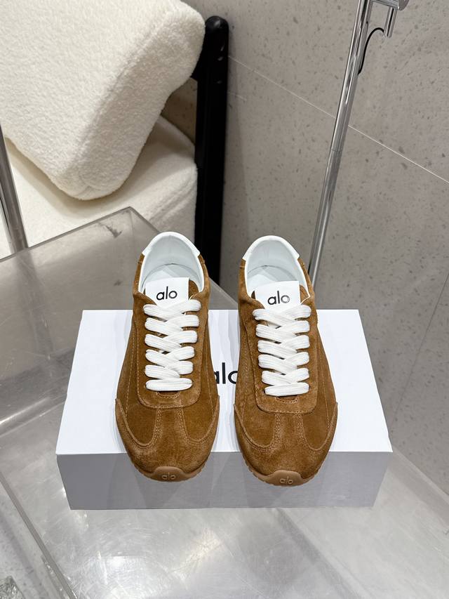 代购级 Alo2025 新款 薄底 舒适 运动休闲鞋 德训鞋 Alo比耐克更懂女生！上脚超级百搭！而且超级舒适！非常轻便！套上袜套搭配更好看！上脚显腿细 面料：