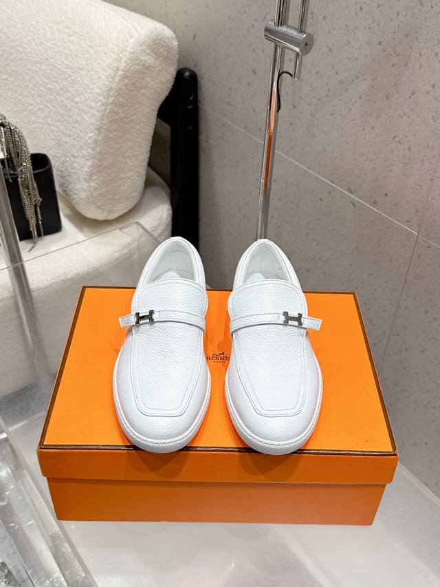 出厂价Pp： 男款+10 Hermes爱马仕 H家 Kelly鞋扣 情侣款 休闲乐福一脚蹬鞋上线！ 市场最高版本！代购级别品质！贵族气质！ H家族很少出平底休闲