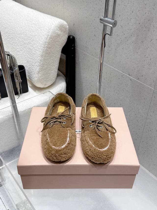 出厂 Miumiu缪缪 Miu家 秋冬新品 专柜最新爆款蝴蝶结毛毛鞋 一脚蹬乐福鞋 单鞋 鞋面：进口羊毛 牛筋皮 内里：羊毛 大底：原版开模防滑Tpu大底 码数
