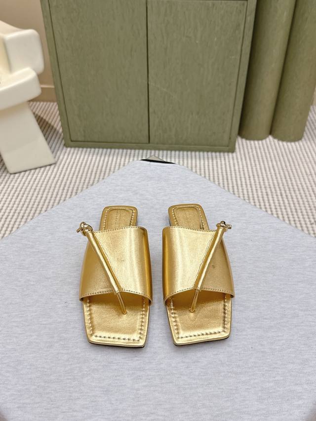 代购级 ｜D1161Bv Solstice女士人字拖鞋 系列 当慵懒假日遇上高级感，Bv经典编织拖邂逅粗粝绳结五金，每一步都是松弛美学。 意大利皮革温柔包裹，手