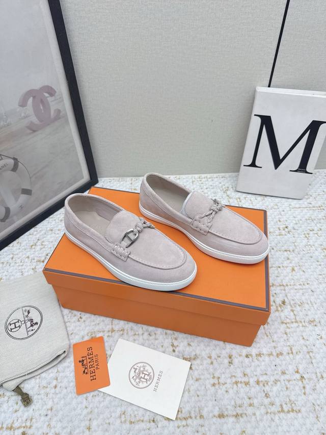 出厂女 男 高版本 Hermes# Lgnacio系列 情侣款 乐福鞋 休闲 运动鞋 原版购入开发 做货 这款小牛皮乐福鞋，饰有皮革编绳和“Chaine D'a