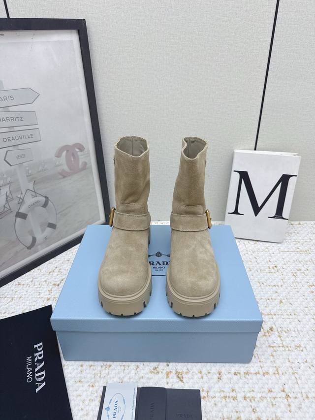 出厂 高版本 Prad*普拉达2026秋冬爆款经典款骑士靴系列 这款上脚超好看而且可以拉长腿型 市面上鱼龙混杂的货不同 此款卖点在于真皮住宿大底 我家拆烂Zp