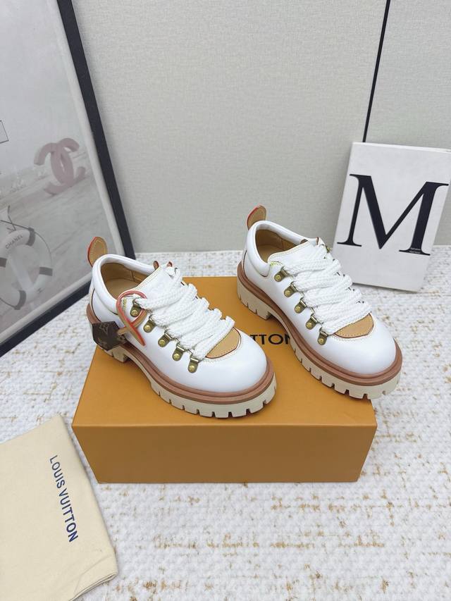 出厂 高版本 Lv Remix Derby 驴牌新款德比鞋 从经典登山靴中汲取灵感，重新构想其比例，打造出时尚前卫的轮廓。鞋面结合了厚鞋带和刻有字母花的钩子，细