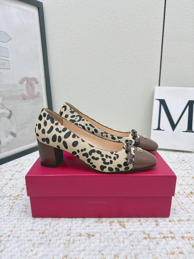 出厂 高版本 Valentino新款玛丽珍芭蕾舞鞋米开理系列。鞋面撞色设计时尚亮眼。蝴蝶结造型搭配时下最流行的小流苏，优雅至极。略带老钱风风格。鞋面小羊皮。内里