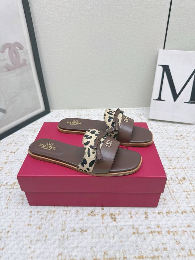 出厂 高版本 Valentino新款平底拖鞋米开理系列。鞋面撞色设计时尚亮眼。蝴蝶结造型搭配时下最流行的小流苏，优雅至极。略带老钱风风格。鞋面小羊皮。内里山羊皮