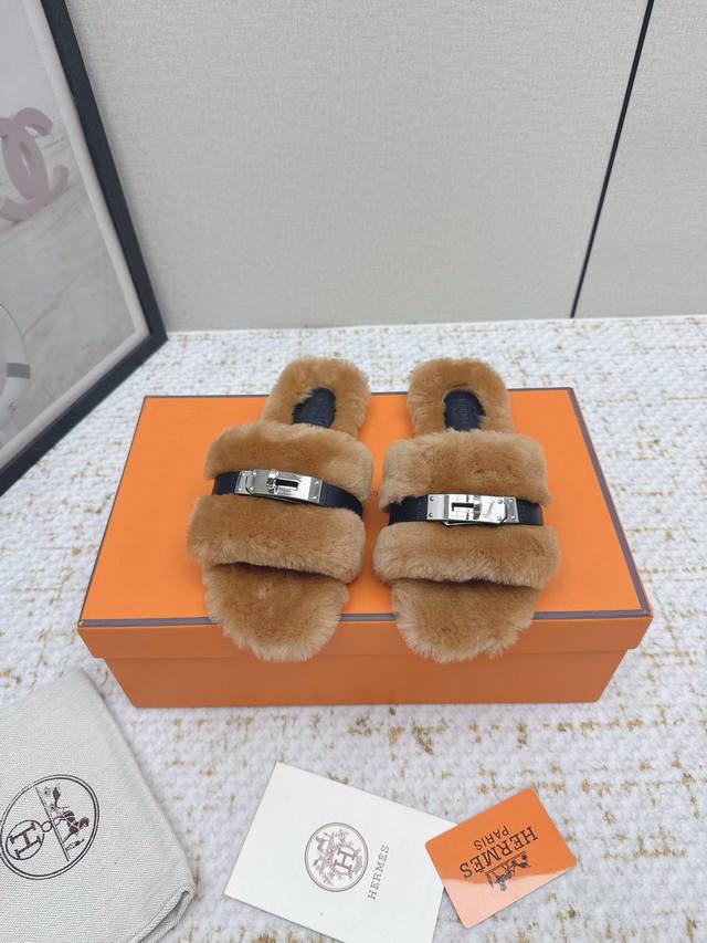 出厂 高版本 *爱马仕 25 最新 秋冬 皮毛一体卷糕毛二舅拖 今年面料均选用羊羔毛 ，毛茸茸的 敲可爱的，踩云脚感，光脚或者搭配个袜子穿，都时髦的不行哦 面料