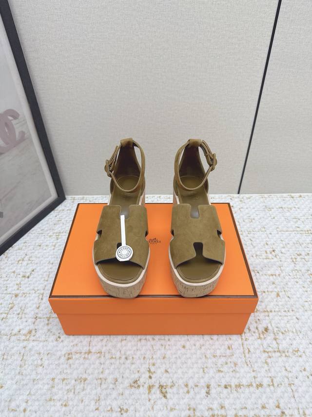 出厂女款 顶级版本 H家 25秋冬新款 Herme*S最近火到不行的厚底凉拖，搭配各种彩色袜子，潮爆了 鞋面：进口小牛皮 内里：进口混种羊皮里 大底：Pu水台加