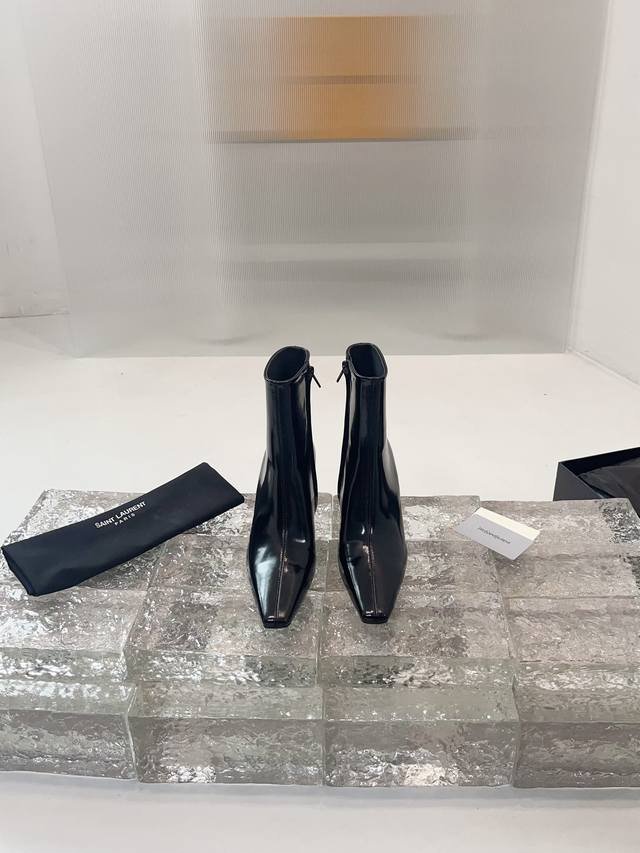 圣罗兰高跟长靴，Ysl这款靴子的设计亮点在于其独特圆头鞋，强烈的视觉冲击力为您带来更多魅力气场。 材质 鞋面：牛皮 内里：原版内里 大底：原版大底 跟高 : 7