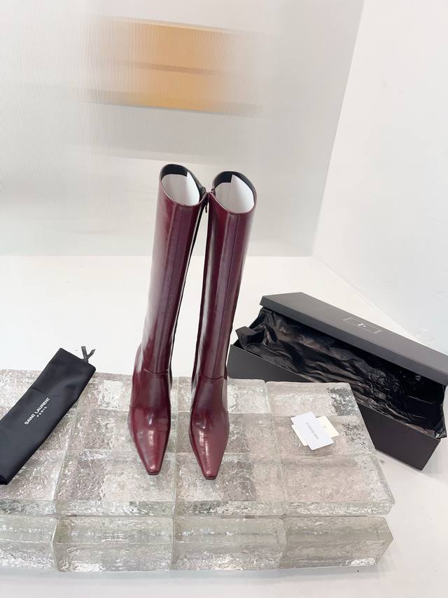圣罗兰高跟长靴，Ysl这款靴子的设计亮点在于其独特圆头鞋，强烈的视觉冲击力为您带来更多魅力气场。 材质 鞋面：牛皮 内里：原版内里 大底：原版大底 跟高 : 1