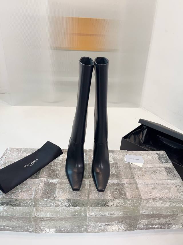 圣罗兰高跟长靴，Ysl这款靴子的设计亮点在于其独特圆头鞋，强烈的视觉冲击力为您带来更多魅力气场。 材质 鞋面：牛皮 内里：原版内里 大底：原版大底 跟高：7Cm