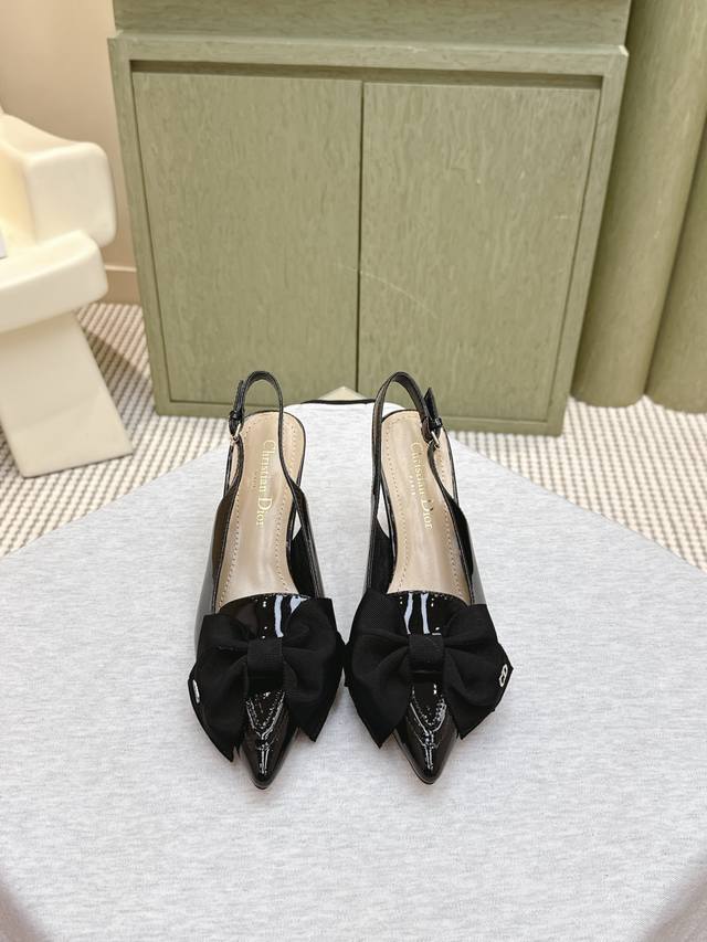 代购级 ｜D008125Sdior迪奥D-My 五金字母扣尖头高跟鞋平底小猫跟后空凉鞋 这款My Dior 高跟鞋是二零二五春夏成衣系列新品，彰显精致的优雅气质