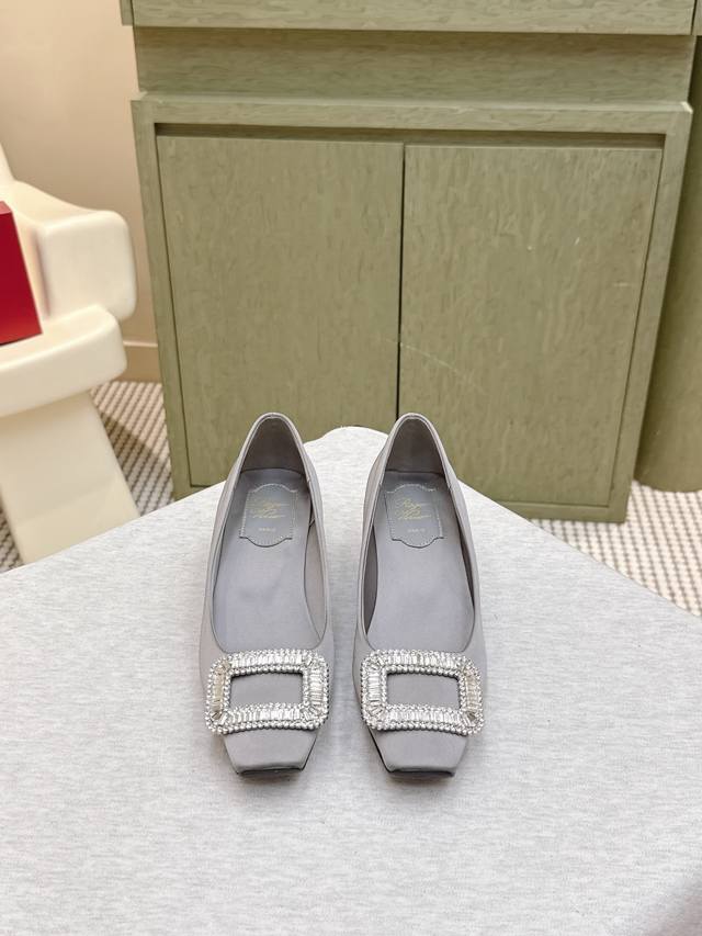代购级 ｜D099225专柜Jewel Heel系列新款漆皮扣单鞋上新 ！ ★★★★★ 气质高级的一款，新款方钻扣上脚奢华精致，高级感满满，通勤风名媛风都妥 鞋