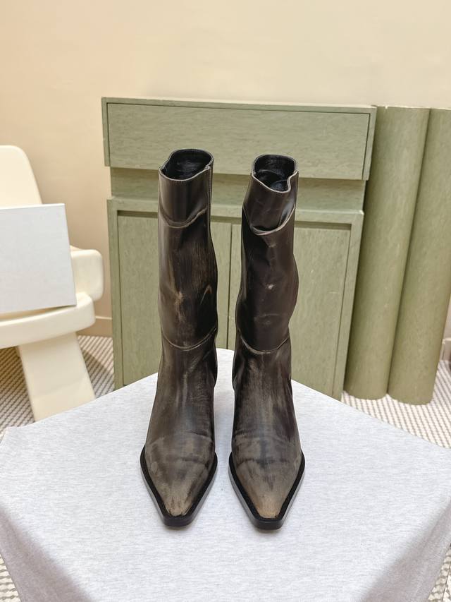 代购级 ｜D0085Khaite秋冬最新款复古尖头时装长靴 超多明星时尚博主种草 把“酷飒”焊在腿上 利落方跟+尖头 拿捏利落气场 都市职场女性风格自带松弛感