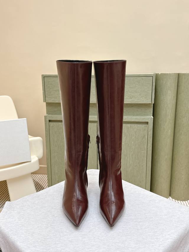 代购级 ｜D0083Khaite25早秋新款复古坡跟长靴 尖头内增高弹力长靴 极简前卫、锋利和无畏的设计，让Khaite近年响亮时尚界。短短几年间已经成为最受欢