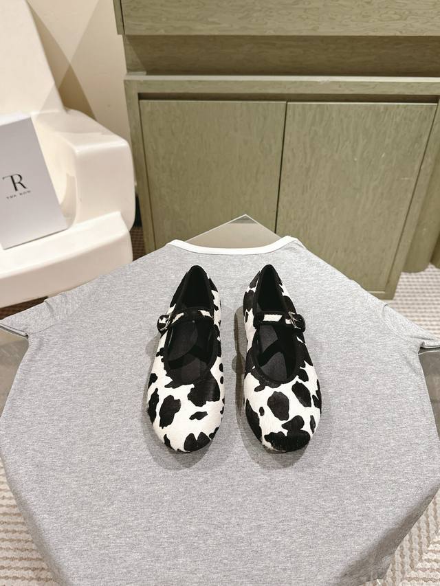 The Row 225 秋冬新款玛丽珍马毛芭蕾舞鞋你可以永远相信The Row ，极简、复古是他们的代名词一如既往的简单，有设计感，线条简洁流畅，细节满满1:1