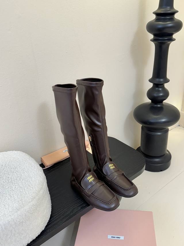 Miu Miu Fw25 New Arrival～ 缪缪 25Ss 秋冬新款高靴 时尚弹力靴 简约鞋面点缀 高级感满满 上脚超级有型包脚显腿长，时尚好看，时尚百