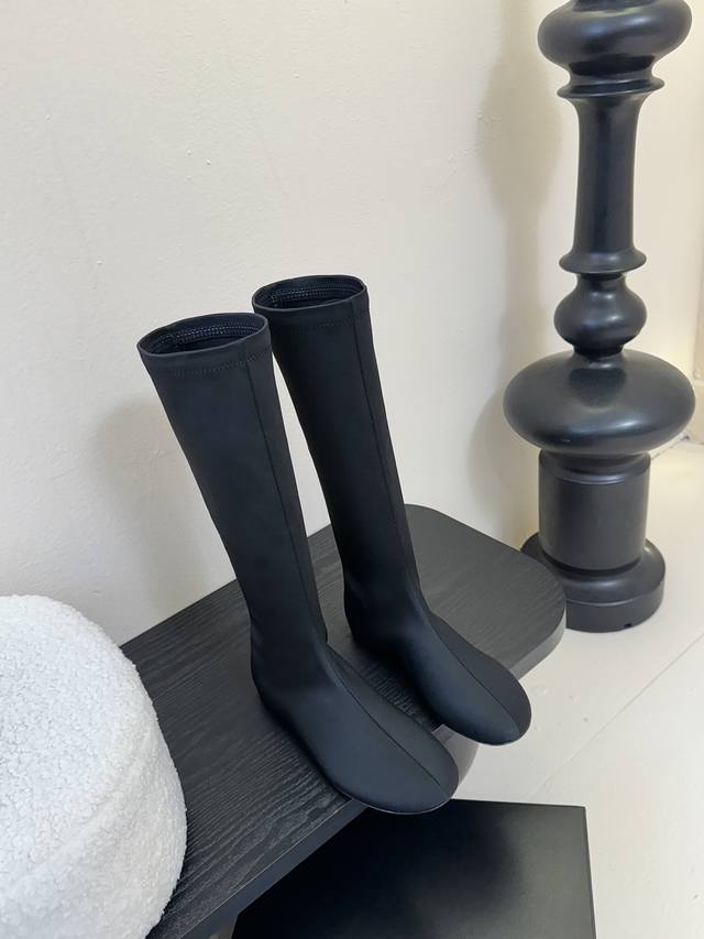 Carven 卡纷 作为一个具有法式优雅风格的品牌，其女士弹力靴通常融合了时尚设计与实用功能。 采用优质弹力羊皮制作，羊皮具有柔软、透气、耐磨等特点，能够确保靴