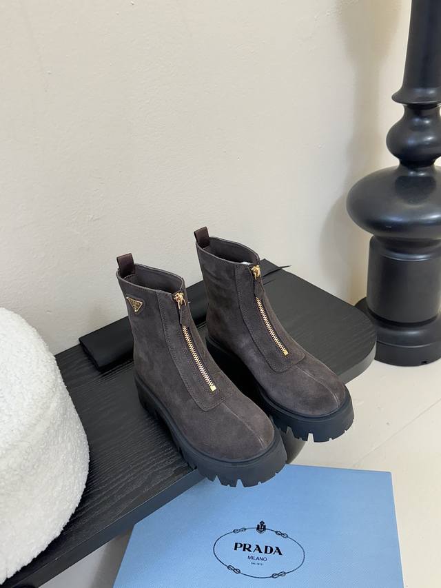 Prada 普拉达经典三角标一脚蹬王炸女靴 冬天买不到的系列，绝对是今年的大爆款！！贼好看！Prada靴子真的很哇塞！上脚大气显腿瘦气质这块刚好拿捏 全系列采用