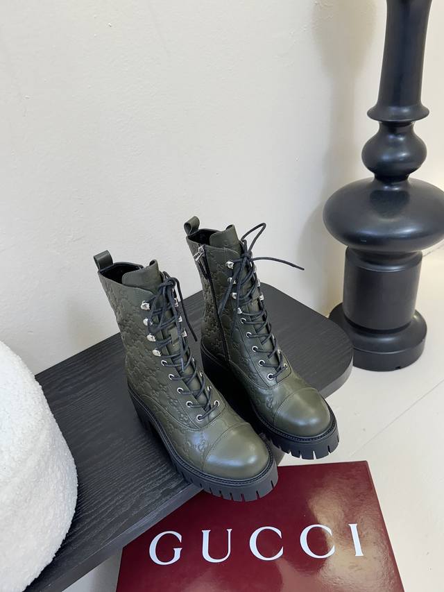 Gucc*秋冬新品经典 时髦极小简圆头搭配马衔扣设计 潇洒百搭而且脚感很稳 而且在搭配上不用多做思考 连衣裙和小短裙都非常好看。 鞋面采用原版定制 靴筒牛皮压花