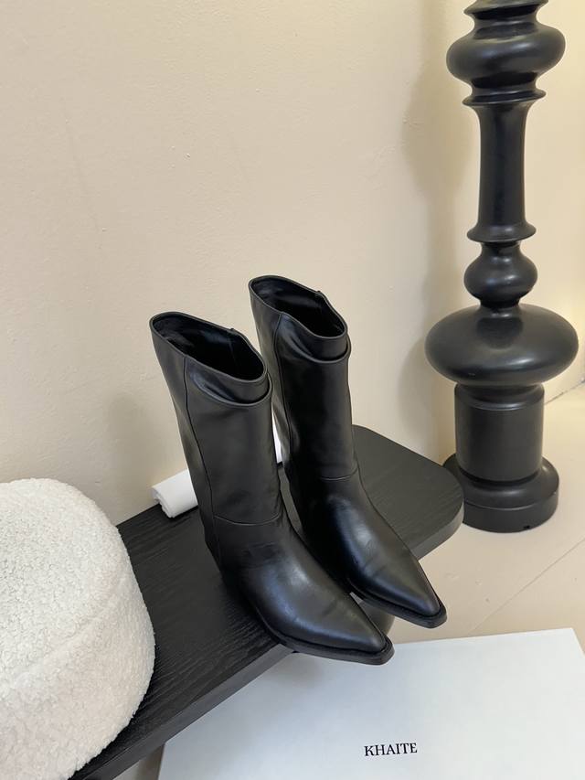 Khait* 新品靴 把“酷飒”焊在腿上 利落方跟+尖头 拿捏利落气场 褶皱靴筒自带松弛感 穿上直接解锁 走路带风 模式，了配裙装 裤装都炸场 时髦精衣柜刚需