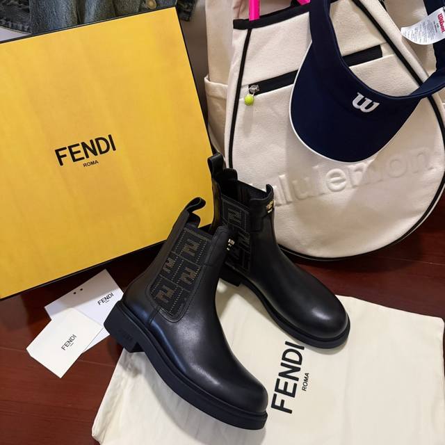 莞产 Fendi 烟筒靴，经典百搭机车靴必备款哦 机车靴！冬天的第一双靴子来了，它的风格永远都是这种简单而高级的设计理念！怎么搭配都是好看的，经久不衰的松紧带中